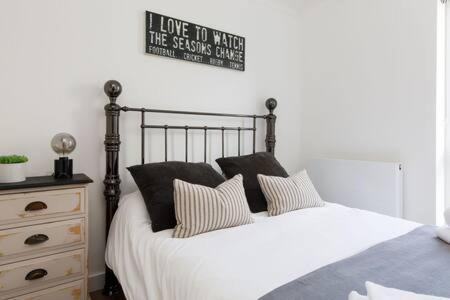 Charming Bolthole 400M To Beach Earnley Buitenkant foto