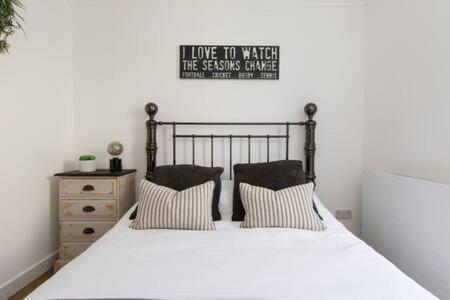 Charming Bolthole 400M To Beach Earnley Buitenkant foto